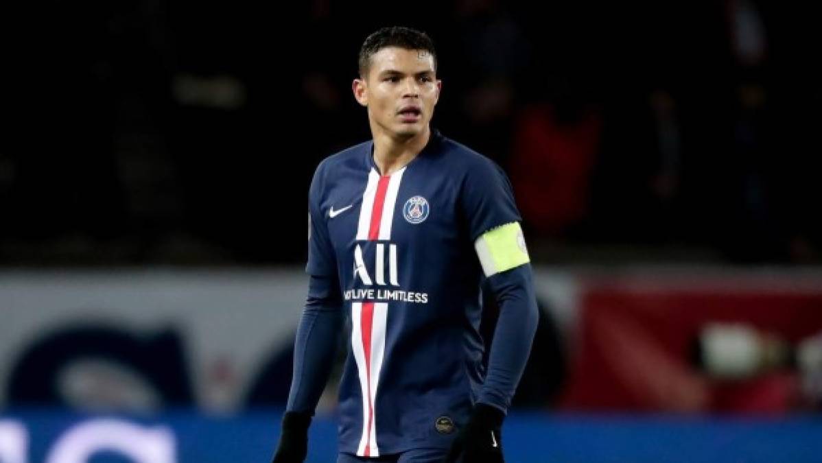 Según L'Equipe, el PSG ya le habría comunicado a Thiago Silva, que llegó al equipo en 2012, que no seguirá la próxima temporada. El capitán, de 35 años, acaba contrato el próximo mes de junio. Milan y Everton serían dos de los clubes que estarían interesado en el defensa. Sería la primera baja del equipo parisino.