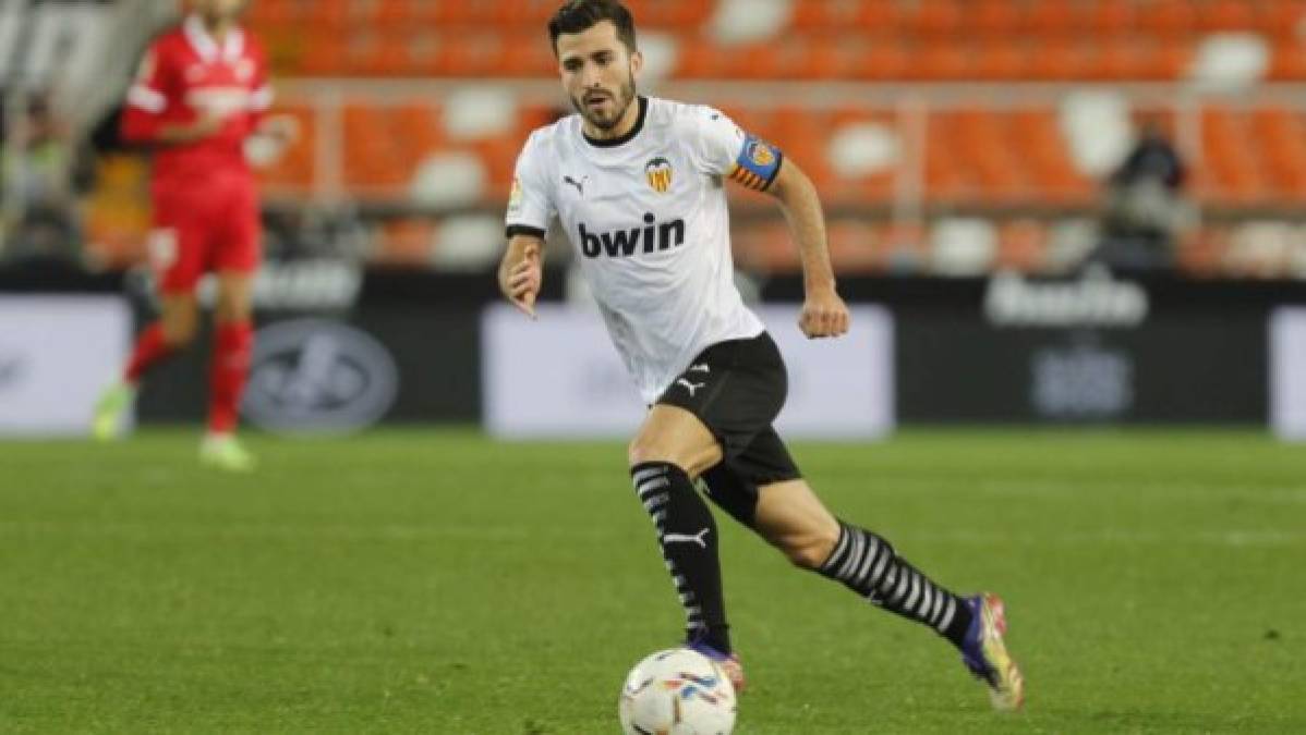 José Luis Gayà: El lateral zurdo es del agrado de Laporta. Es el capitán del Valencia y suena para llegar al Barcelona.