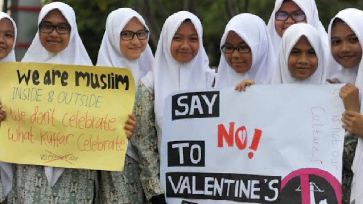 1. Irán: <br/>El país islámico ha intentado prohibir las celebraciones de San Valentín, calificando la festividad de 'costumbre occidental decadente' y amenazando a los comercios y restaurantes con ser procesados si venden regalos en esta fecha.