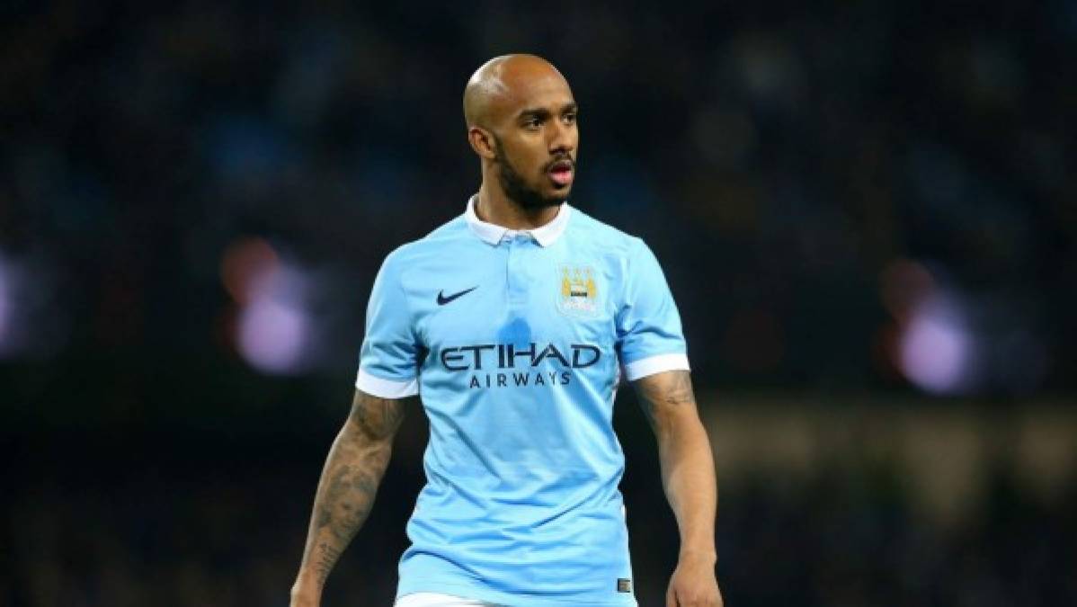 El volante Fabian Delph es otro de los que no seguirá.