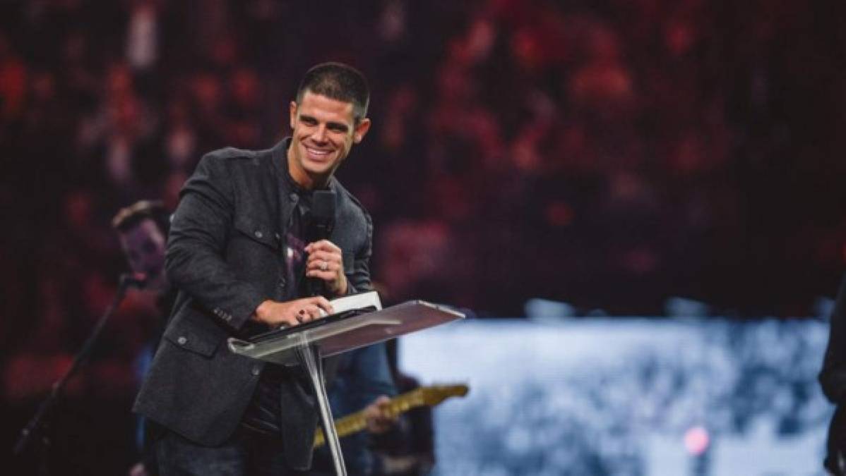 El pastor estadounidense Steven Furtick fundó su Elevation Church en 2006, una iglesia bautista de Carolina del Norte que cuenta con más de 20.000 fieles.