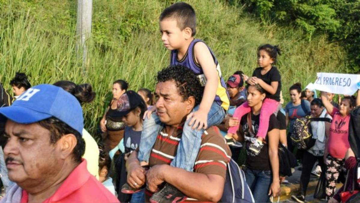 Con sus hijos en hombros, no desistieron. Hicieron algunas paradas como en Cofradía, mientras en Santa Rosa de Copán los recibieron con comida.