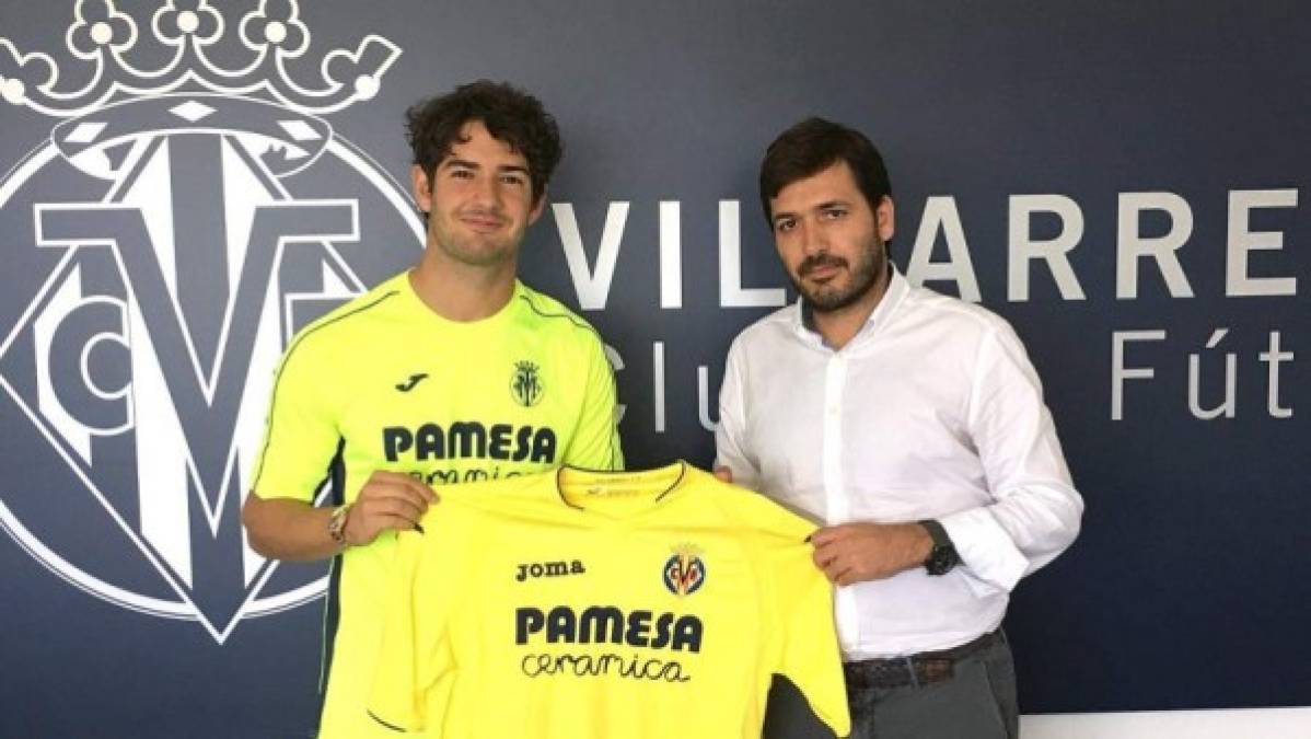 El delantero brasileño Pato, la nueva incorporación al ataque del Villarreal ya posa con la camiseta del Submarino Amarillo.