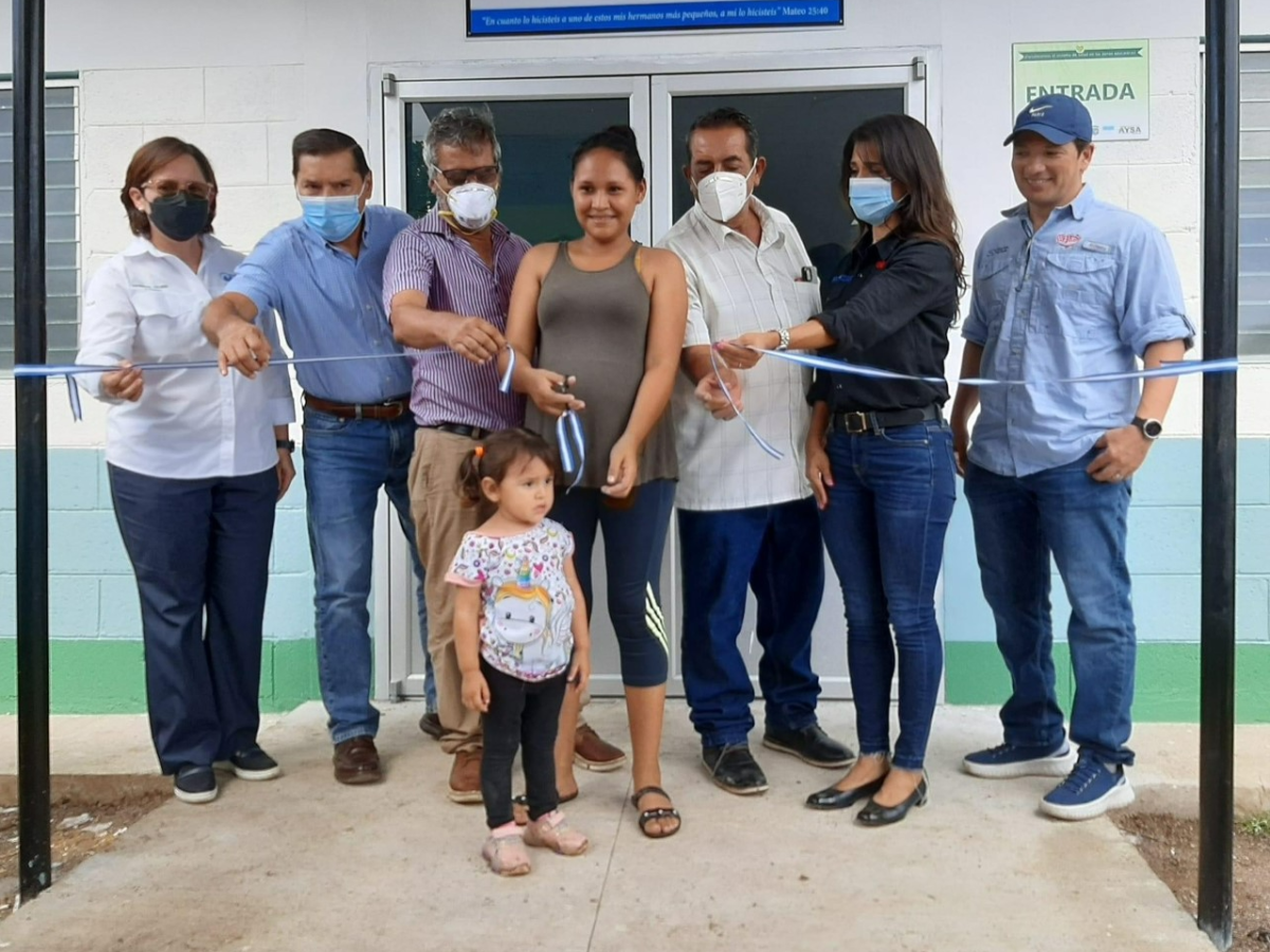 Elsa Osorto, de Funazucar, cooperantes y beneficiarios durante la inauguración de la clínica.