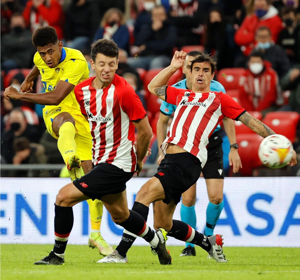 ‘Choco‘ Lozano golpea el balón ante los jugadores del Athletic, Mikel Vesga (c) y Dani García.