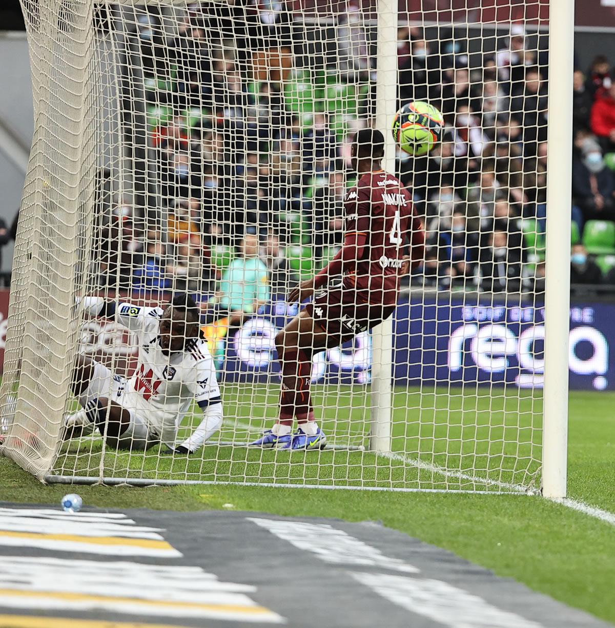Alberth Elis adentro de la portería del Metz tras marcar su gol.
