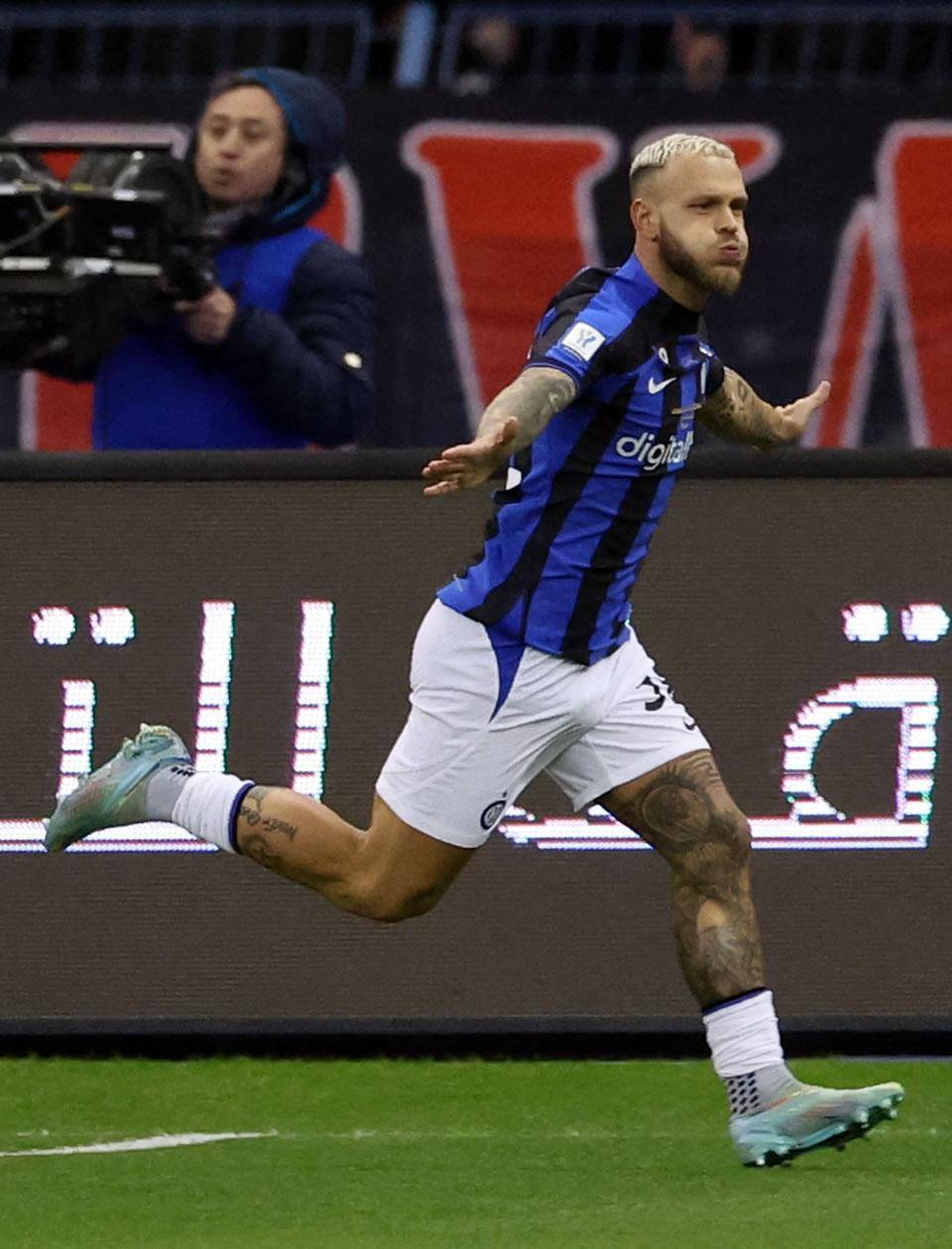 Federico Dimarco abrió la cuenta para el Inter en la final de la Supercopa de Italia.
