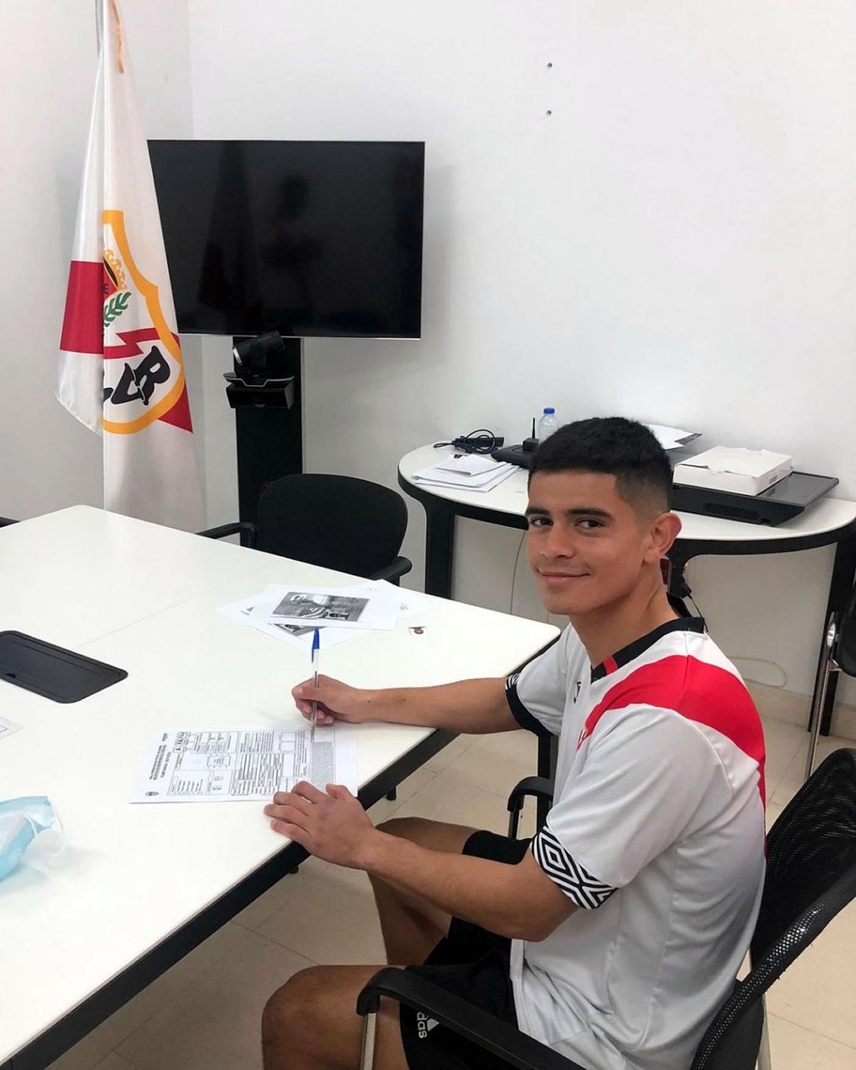 Christian Bonilla al momento de firmar su vinculación con el Rayo Vallecano.