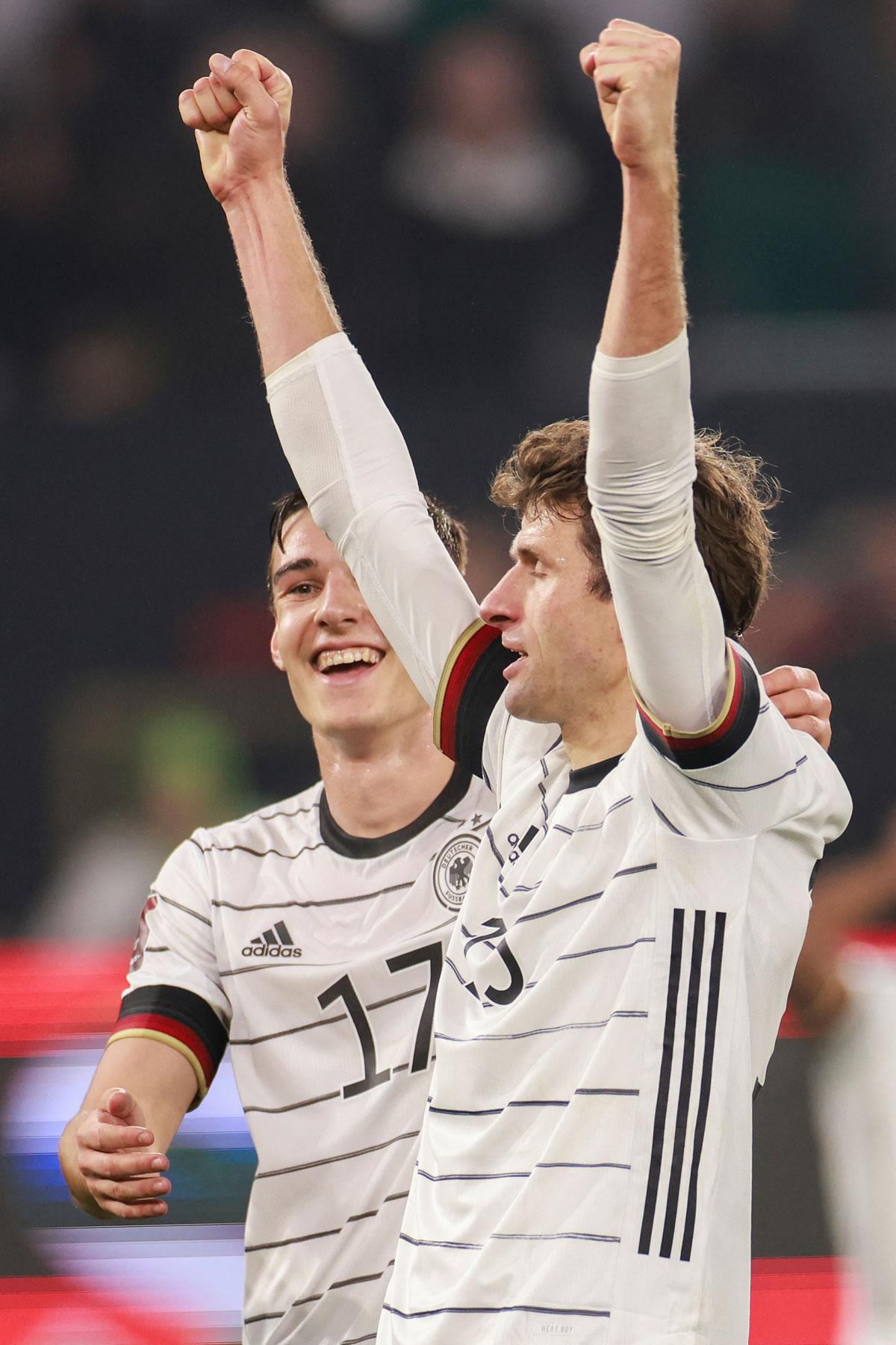 Thomas Müller se unió al festín goleador de Alemania.