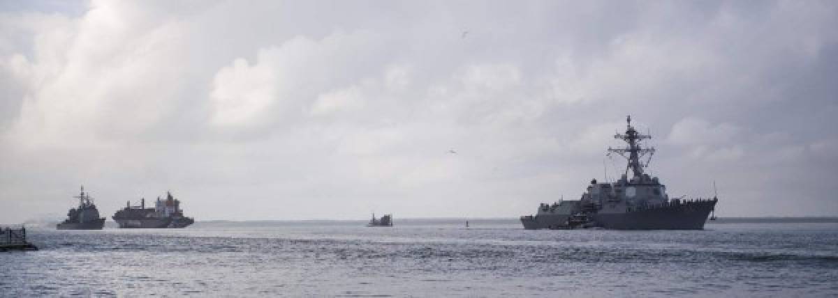 Los barcos navales fueron captados saliendo de la base naval de Norfolk este lunes.