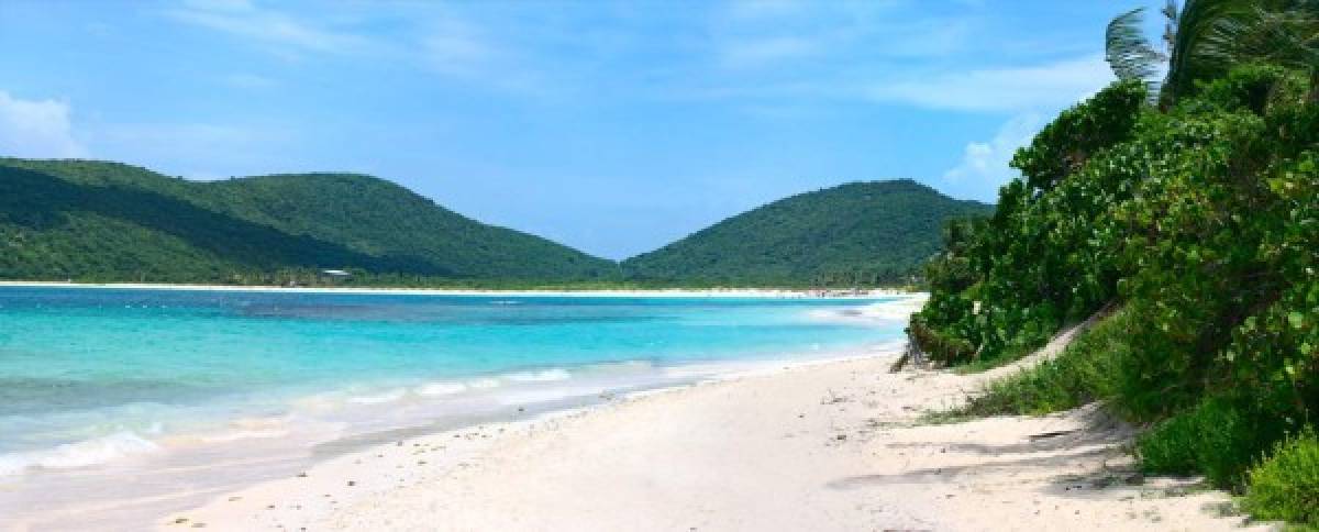 8. Playa Flamenco, Puerto Rico: Considerada la playa más bella de la isla del encanto, caracterizada por su bahía protegida en forma de herradura. Solamente se puede acceder a Playa Flamenco vía aérea o vía marítima. Indiscutiblemente, es un grandioso destino a visitar.