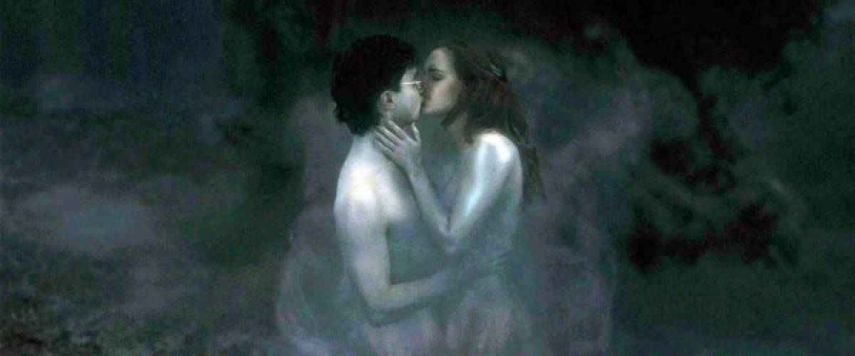 Cuando se filmó la escena del Horrocrux y el beso entre Harry y Hermione, Rupert Grint tuvo que ser expulsado del set, porque no podía dejar de reírse.<br/>