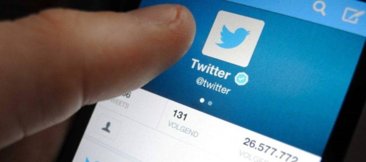 3. Twitter elimina las cuentas falsas.<br/><br/>Twitter eliminó más de 70 millones de cuentas falsas entre mayo y julio para recobrar la confianza entre sus usuarios y hacerle la guerra a la creciente ola de fake news. <br/>La campaña de Twitter contra los bots y trolls es una de las medidas recientes para limitar la influencia de las personas que abusan de su plataforma para obtener beneficios en detrimento de los derechos de otros. <br/><br/>Los cambios, que fueron objeto de debate interno, reflejan un cambio filosófico para Twitter, debido a que los ejecutivos se resistieron durante mucho tiempo a vigilar la mala conducta de los usuarios, e incluso se refirieron a sí mismos como el ala de la libertad de expresión.<br/><br/>En noviembre, Twitter desactivó miles de cuentas que publicaban de forma automatizada mensajes que instaban a los estadounidenses a no votar en las elecciones legislativas.<br/><br/>Un portavoz de Twitter confirmó esa medida adoptada en septiembre y octubre por la red social. Según informes de prensa, afectó a más de 10,000 cuentas bots.“Hemos eliminado una serie de cuentas por implicarse en intentos de difundir desinformación de forma automatizada”, aseguró el portavoz de Twitter en un correo electrónico.