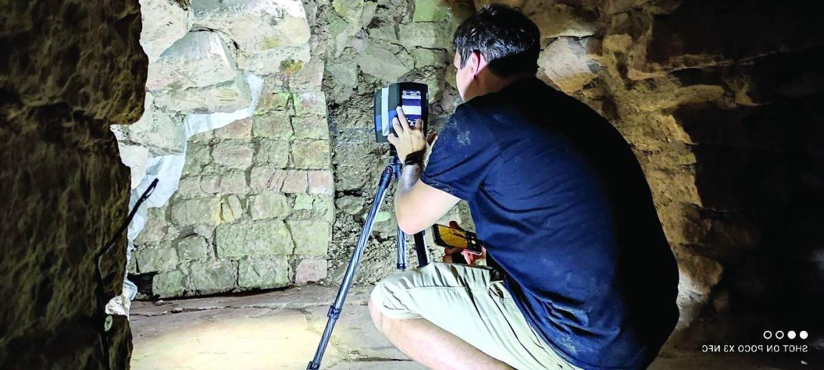 El presidente de Asociación Copán, Ricardo Agurcia, comparte giras educativas con escolares en el sitio arqueológico de Copán.