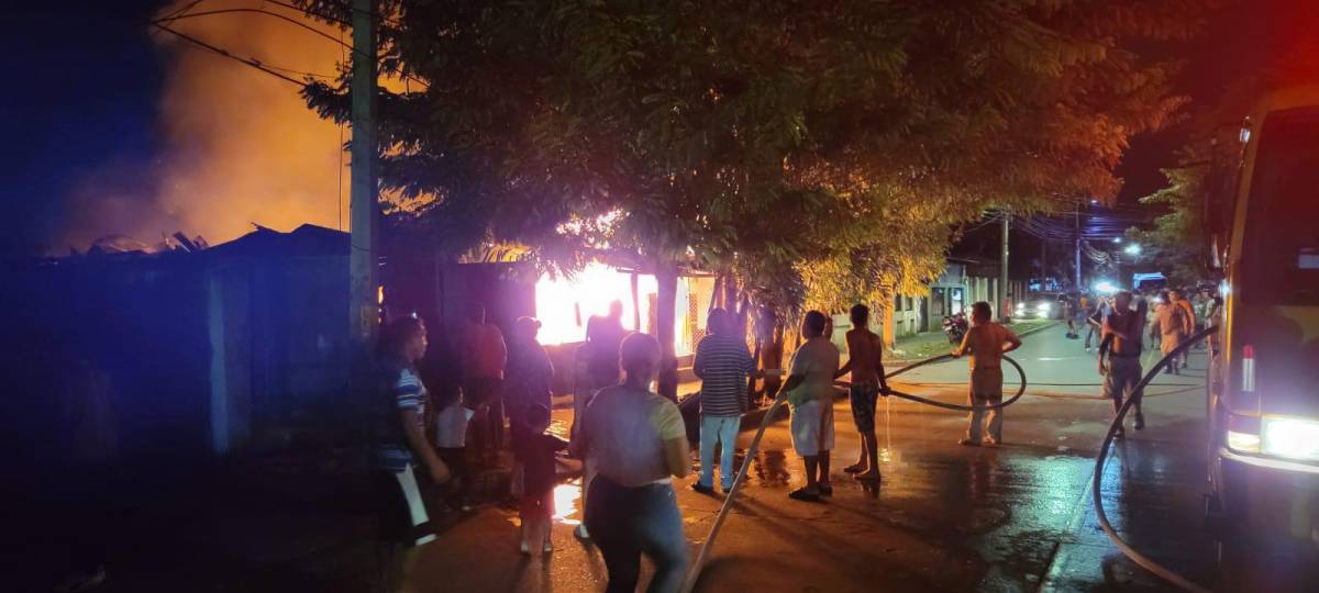 Una vivienda se incendió y quedó totalmente destruida.