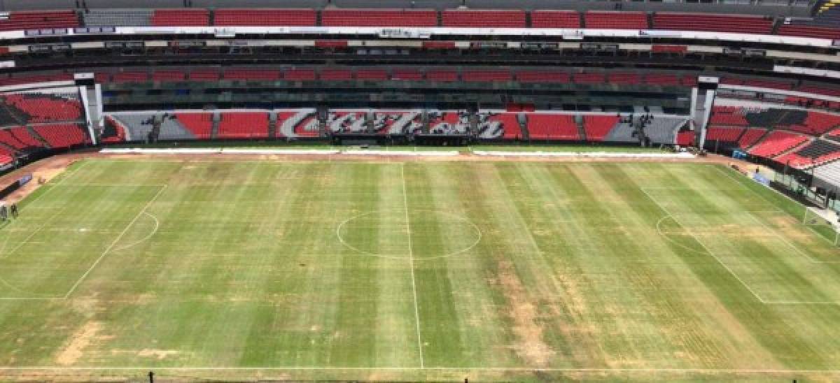 Para el partido entre Cruz Azul y Veracruz, el césped del estadio Azteca lució en pésimas condiciones generando malestar en muchos aficionados y periodistas mexicanos. FOTO @rbarriosazteca