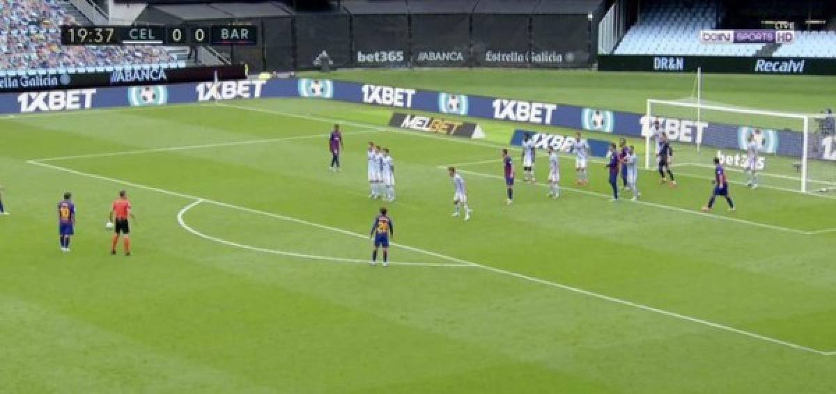 Al minuto 20, Messi sorprendió a propios y extraños. Todos pensaban que el argentino cobraría de forma directa un tiro libre, pero terminando asistiendo a Luis Suárez.