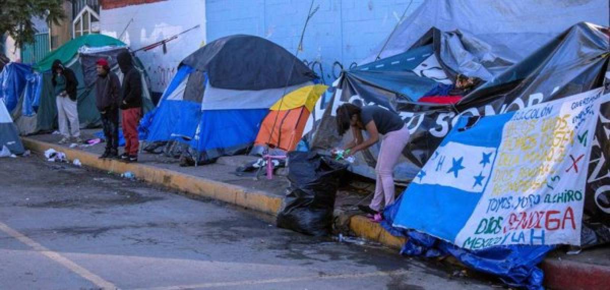 Medios locales informaron que un grupo de desconocidos atacó la noche del miércoles uno de los albergues de migrantes, arrojando agua, recipientes con orina y huevos a los centroamericanos.