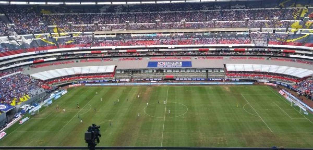 Las fuertes tormentas que azotaron a la Ciudad de México durante la semana provocaron una recaída en el estado del césped híbrido del Estadio Azteca. Cruz Azul y Veracruz jugaron prácticamente en una cancha llanera. FOTO TWITTER