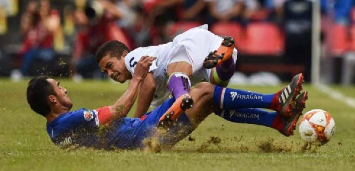 En la victoria de 4-1 del Cruz Azul ante Veracruz, la cancha lució en pésimas condiciones. FOTO AFP.