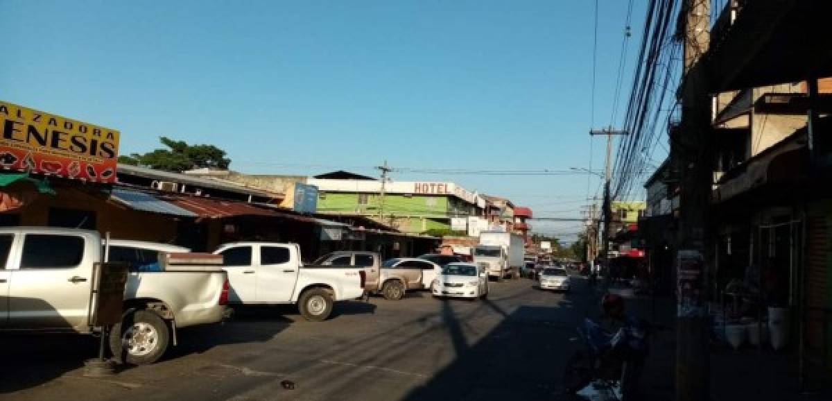 Las calles, que normalmente lucen abarrotadas por compradores, han quedado poco a poco desoladas.