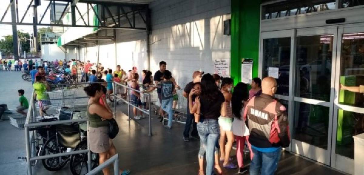 Luego de que la Secretaría de Seguridad anunciara toque de queda por el aumento de los casos de coronavirus en San Pedro Sula, a partir de hoy a las 9:00 pm, muchos sampedranos han dejado las calles para comprar en los supermercados.