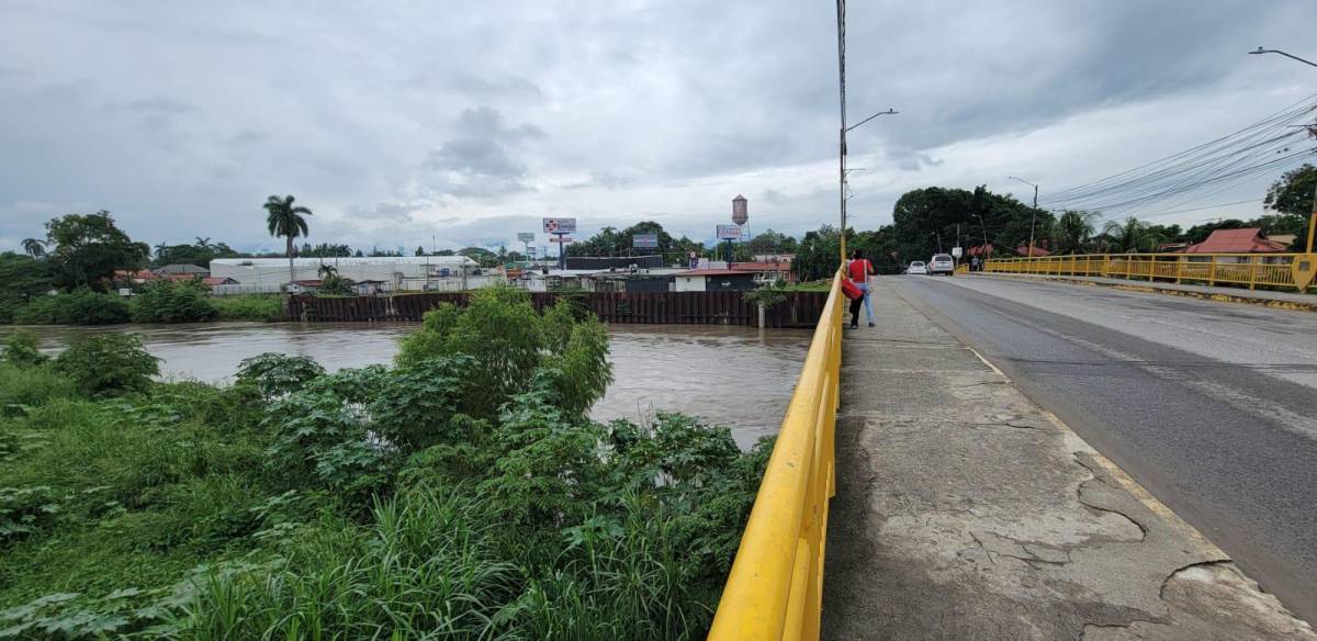 Un puente sobre el río Chamelecón en La Lima, Cortés, amenaza con desbordarse.