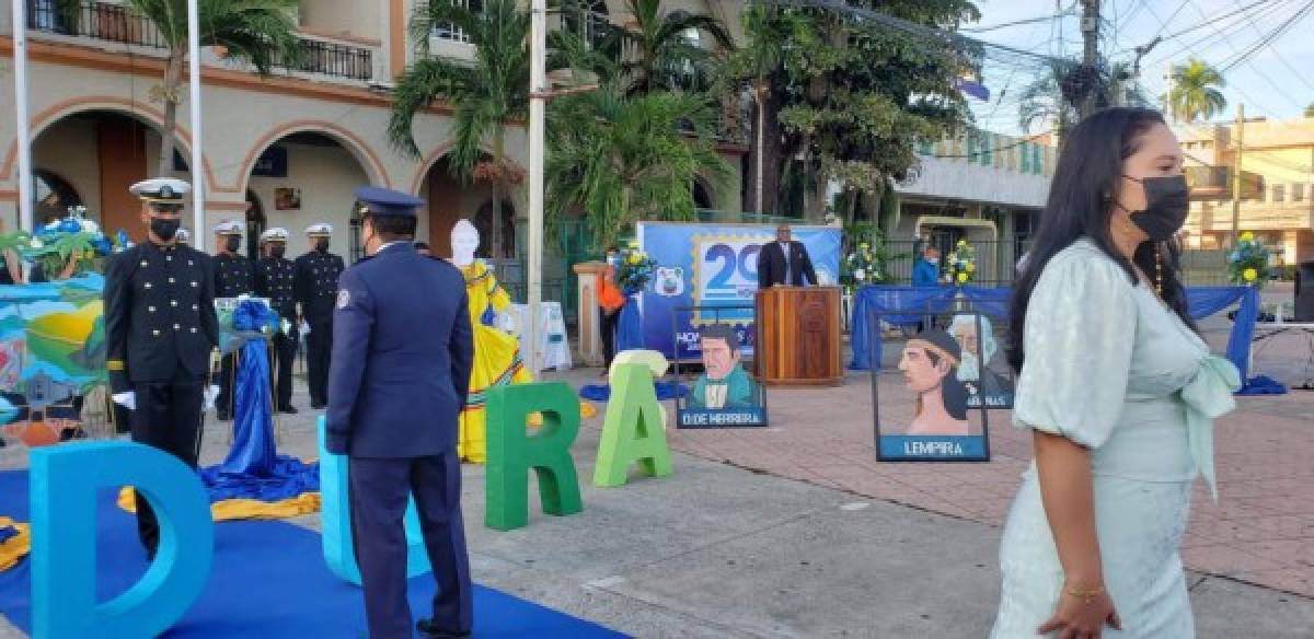 Durante el protocolo ceremonial por los 200 años de emancipación política, se entregó pergaminos a los maestros destacados en año. <br/>