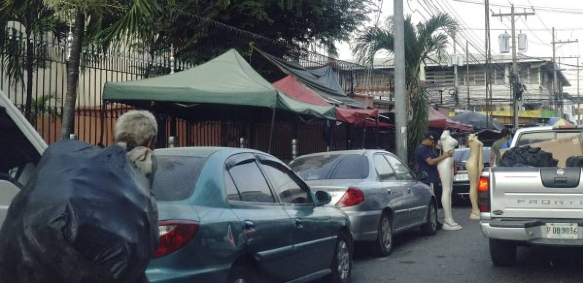 La calle se convierte en la vitrina al aire libre de muchos vendedores, que exhiben sus mercaderías de esa forma.