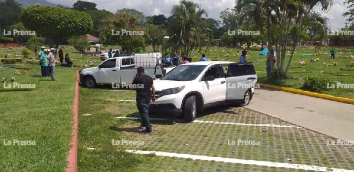 En el cementerio se registra una histeria colectiva debido a la balacera ocurrida, la cual provocó una tragedia entre la familia del comerciante.<br/>