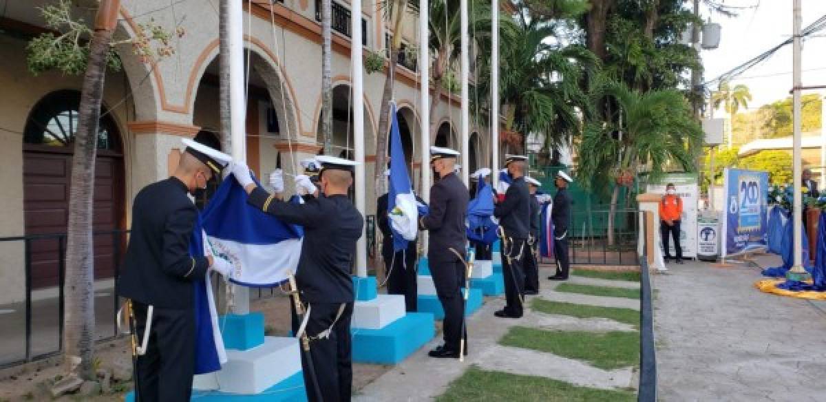 El acto cívico se desarrolló en la plaza central iniciando con la izada de la Bandera Nacional por parte de los cadetes de la Academia Naval. <br/>