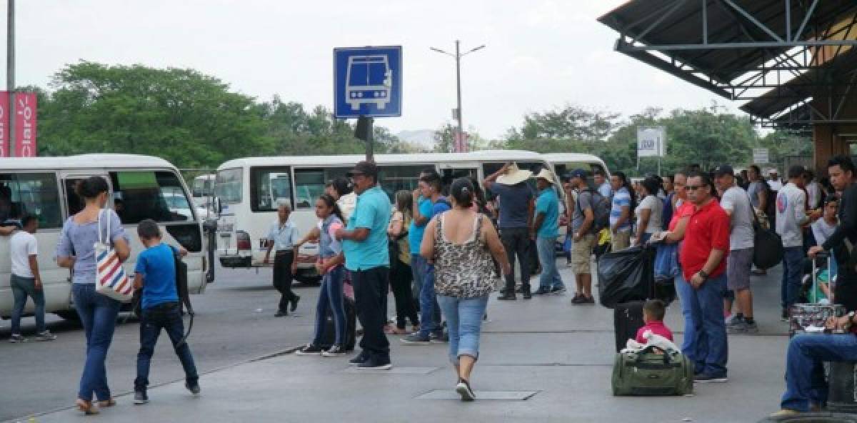 Miles de personas pasan por la terminal sampedrana en su camino hacia sus destinos por el Valle de Sula y otros lugares.