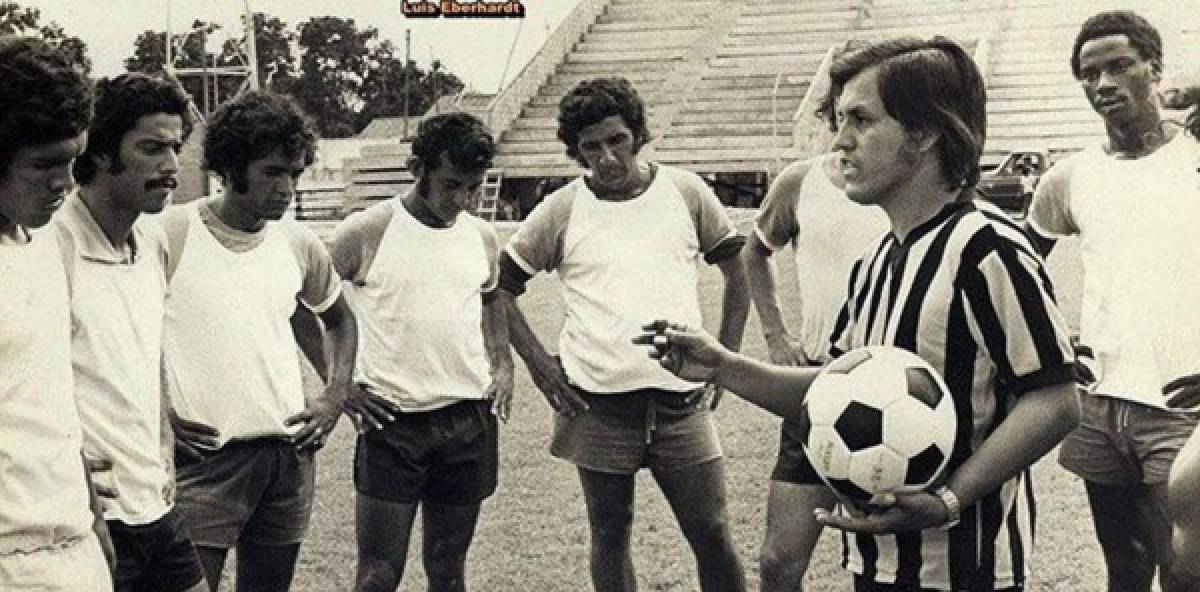 José de la Paz Herrera fue el primer entrenador en llevar a Honduras a una Copa del Mundo, fue en 1982 para la cista mundialista de España.