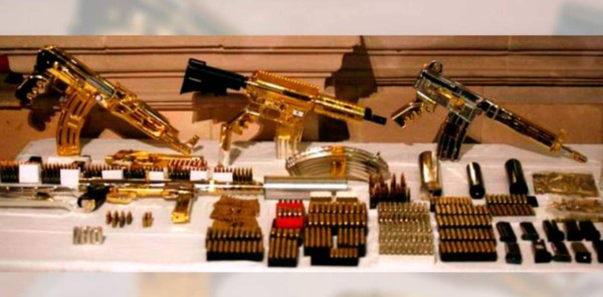 Las autoridades mexicanas también confiscaron un arsenal de armas bañadas en oro al poderoso narcotraficante.