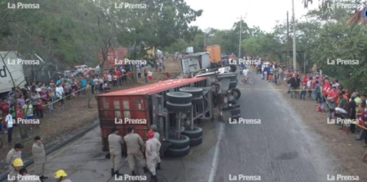 Tras perder el control el pesado vehículo volcó y aplastó a una motocicleta que estaba en el lugar.