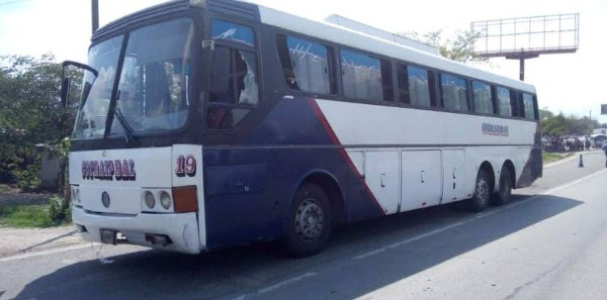 Un conductor de autobús fue asesinado la tarde de este miércoles en un hecho ocurrido a la altura de la colonia Independencia del municipio de La Lima, Cortés. El informe preliminar bridado por las autoridades policiales explica que el autobús, que cubre la ruta entre San Pedro Sula y el departamento de Colón se detuvo frente a la mencionada colonia, en donde fue abordado por una pareja, hombre y mujer- quienes procedieron a disparar contra el conductor hasta quitarle la vida.