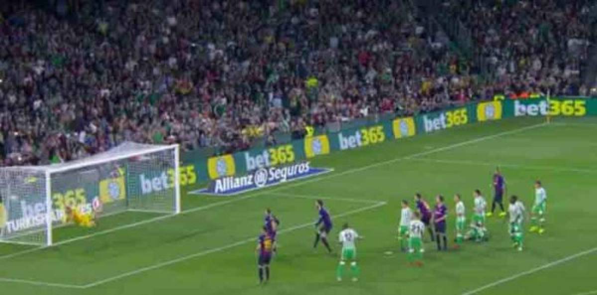 Y apenas al minuto 18 llegó el primero de los tres goles que marcó Messi ante Real Betis. El argentino se gastó un golazo de tiro libre.