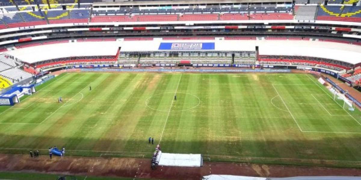 Y es que para esta campaña al estadio Azteca se le colocó césped híbrido y terminó de dañar la grama. FOTO @Ruben_Beristain