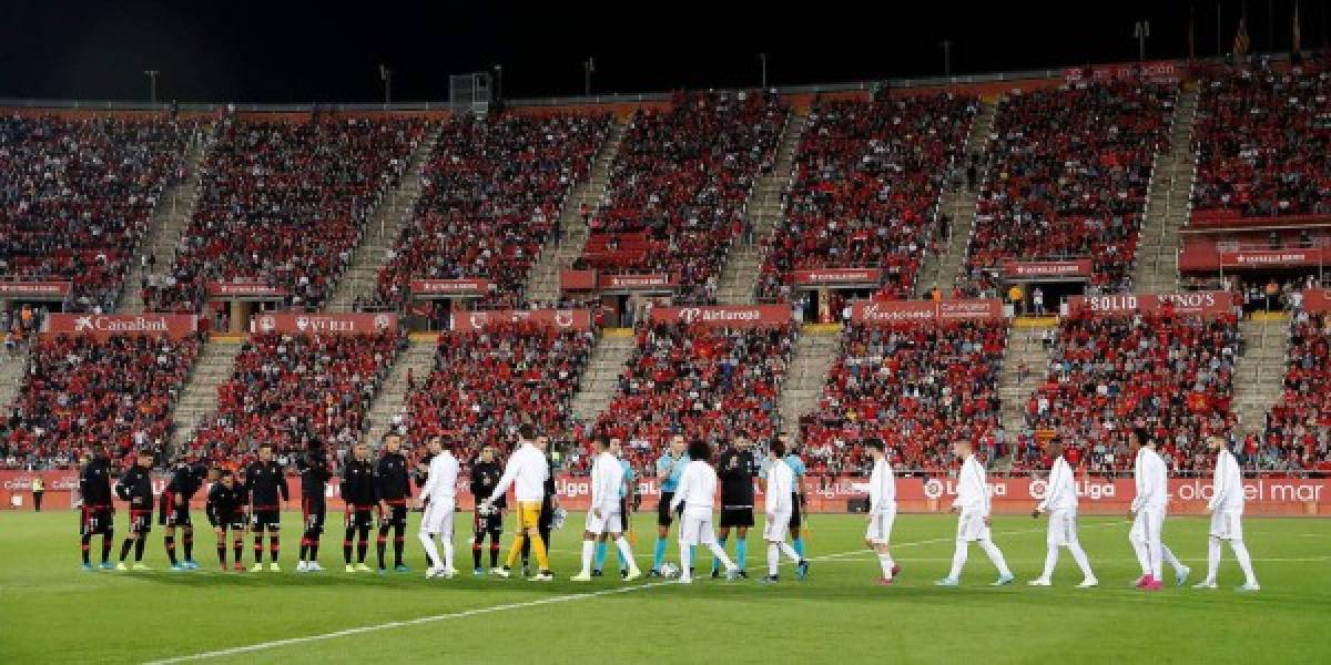 Los jugadores del Mallorca y Real Madrid se saludan antes del inicio del partido en el estadio de Son Moix.
