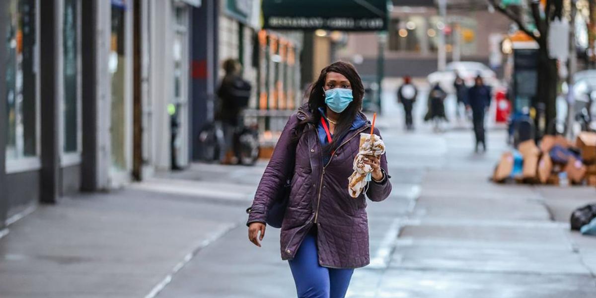 Nueva York impone el uso de mascarillas en espacios de interior públicos