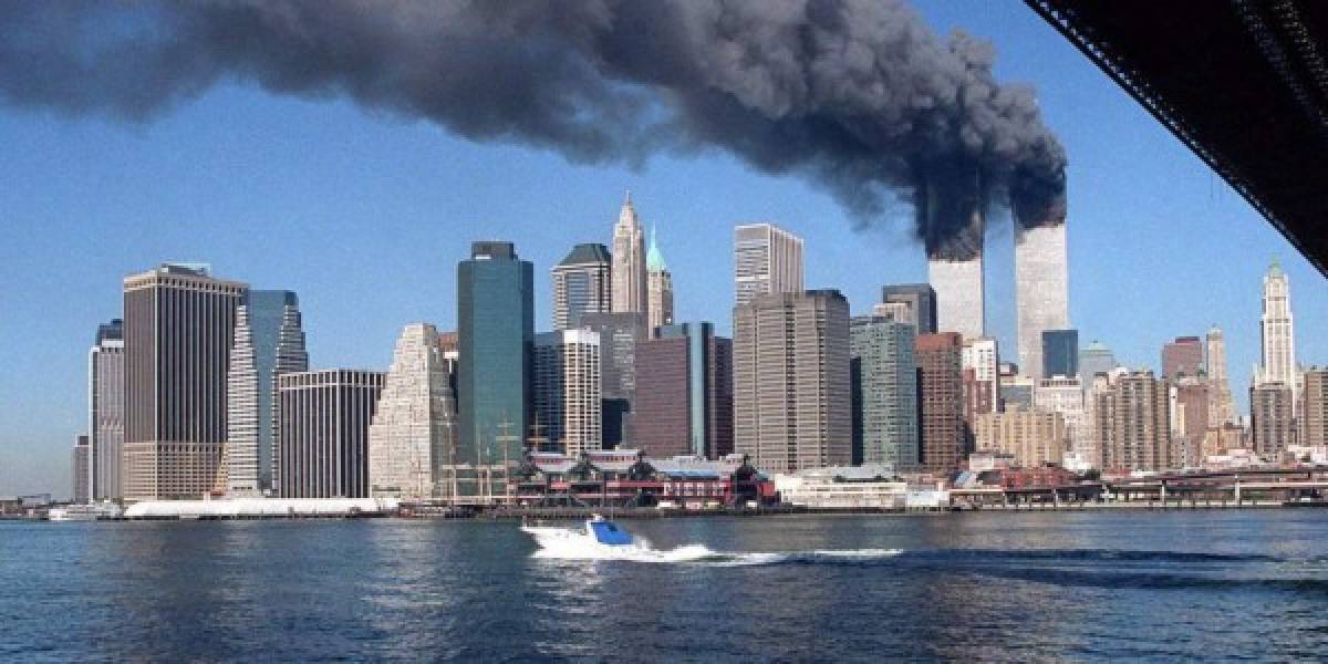 Las dos torres gemelas fueron golpeadas por dos aviones comerciales.<br/><br/>Más de 3,000 personas murieron en los ataques terroristas de aquel 11 de septiembre de 2001.