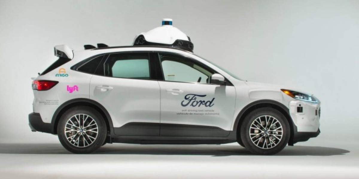 Los taxis de Miami, al estilo de “Los Supersónicos”<br/><br/>Todavía faltan unas décadas para llegar a 2062 y tener “aeroautos” como lo visualizaban “Los Supersónicos” (“The Jetsons”).<br/><br/>Pero Miami ya va a disfrutar de vehículos autónomos como también vaticinaba la serie animada. Ford lanzará allí a finales de año un servicio de taxis “robot” junto con la compañía de transporte de pasajeros Lyft y la empresa de inteligencia artificial Argo AI, programa que ampliarán a principios de 2022 a Austin (Texas).<br/><br/>Al principio tendrán un conductor de seguridad para situaciones de emergencia y Ford espera llevar 1.000 “robotaxis” de Lyft en diversas ciudades en los próximos cinco años.<br/>