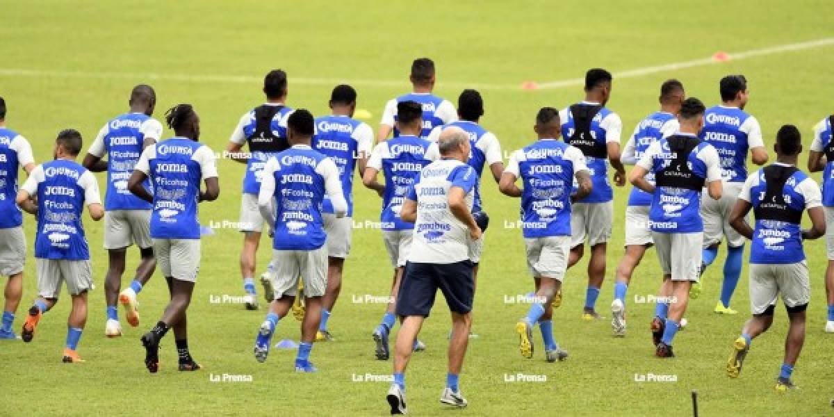 El asistente técnico Miguel Falero empezó a realizar el calentamiento con los seleccionados.