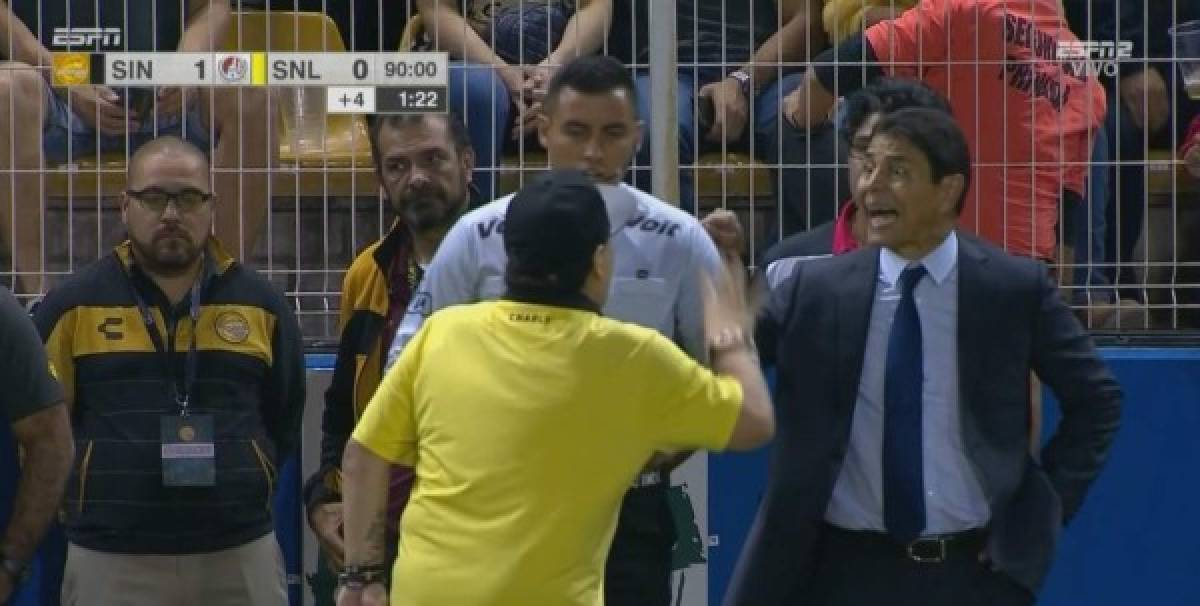 Maradona, tras los reclamos al árbitro por el penal no pitado, se encaró con el entrenador de San Luis, Alfonso Sosa. El cuarto árbitro los tuvo que separar.