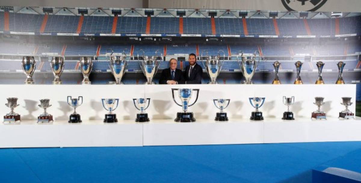 Sergio Ramos y Florentino Pérez posan junto a los trofeos conquistados por el futbolista en el Real Madrid.