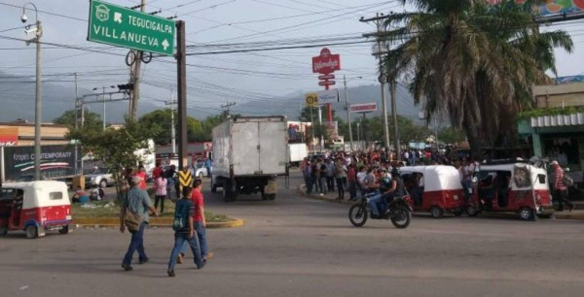 Cientos de personas esperaban transporte la mañana de este lunes el cual no estaba circulando regularmente.