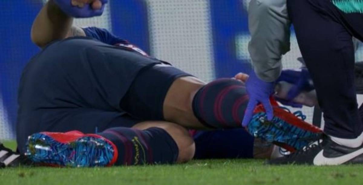 Luis Suárez tuvo que ser sacado del partido por lesión y se encienden las alarmas en Barcelona.
