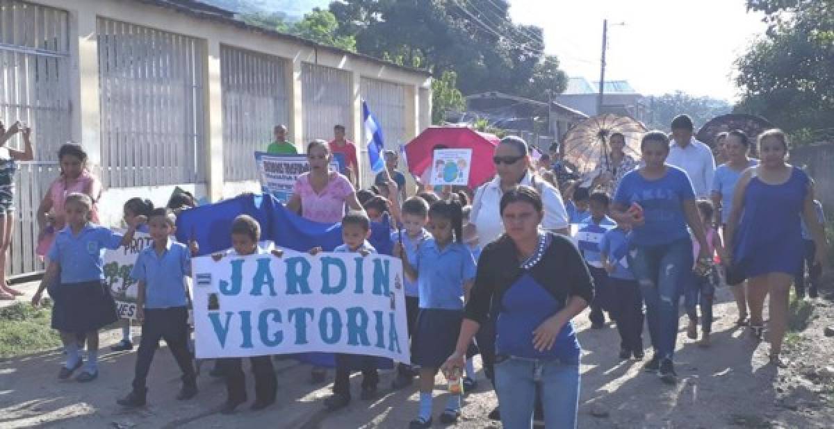 Alumnos del Jardín Victoria en Cofradía, Cortés.