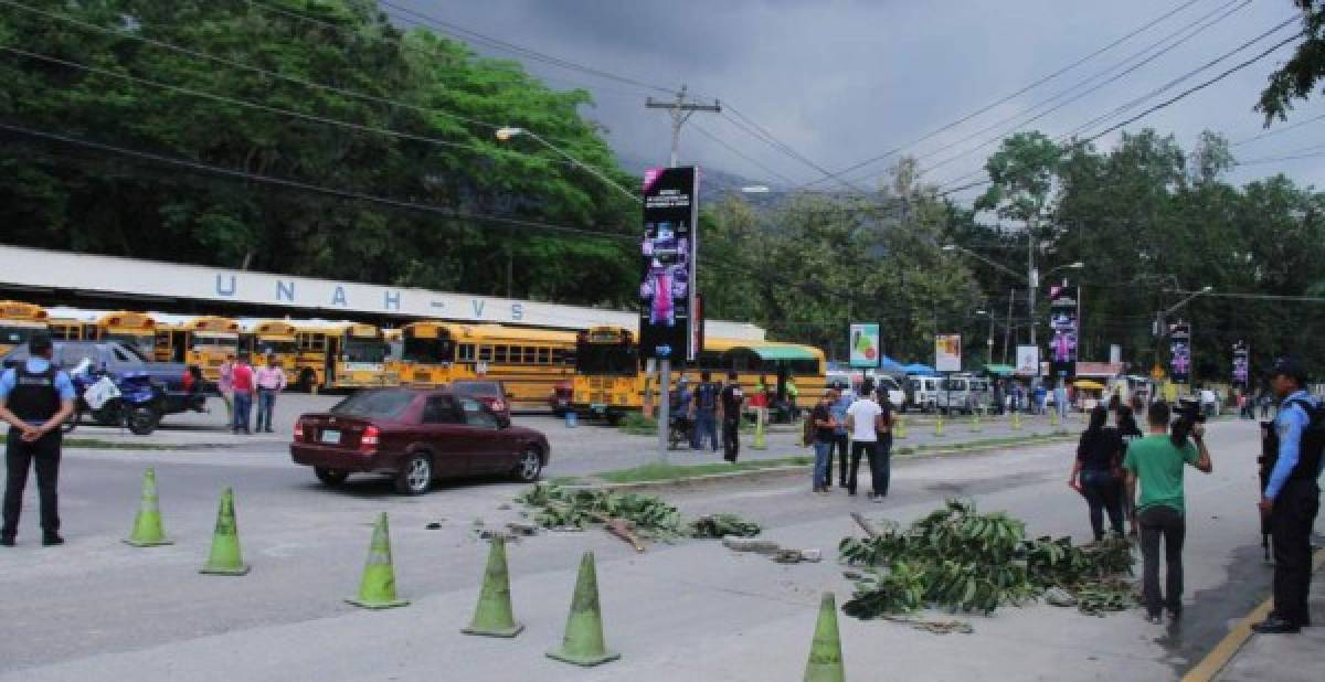 Los buses que brindan el transporte a las diferentes asociaciones de estudiantes en la Universidad Nacional Autónoma en el Valle de Sula (Unah-vs) iniciaron su labor ayer, sin embargo, el temor entre estudiantes y motoristas es latente. Aunque las unidades trabajaron con normalidad, los estudiantes aún con miedo decidieron no asistir a clases.