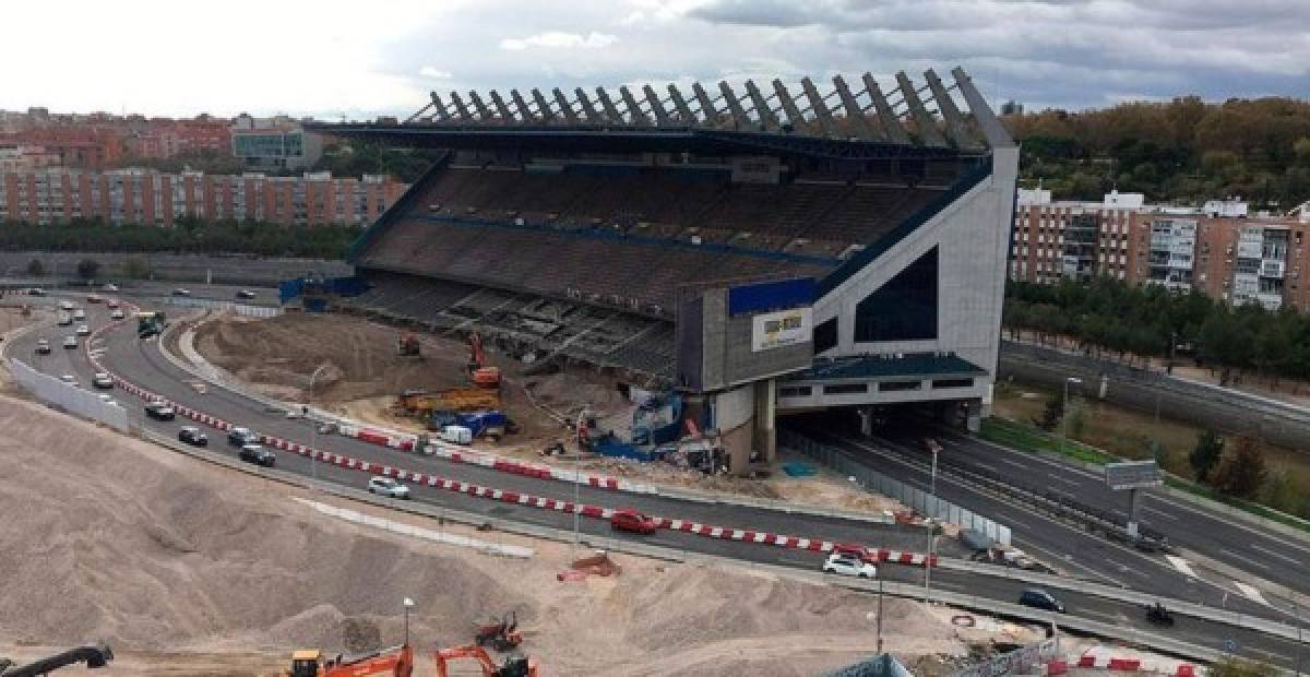 Hace dos años y medio el estadio Vicente Calderón dejó de ser la casa del Atlético de Madrid. En febrero del presente 2019 comenzó la demolición del recinto deportivo y en las últimas horas se viralizaron unas imágenes de la manera en que luce lo que fue el estadio.<br/>